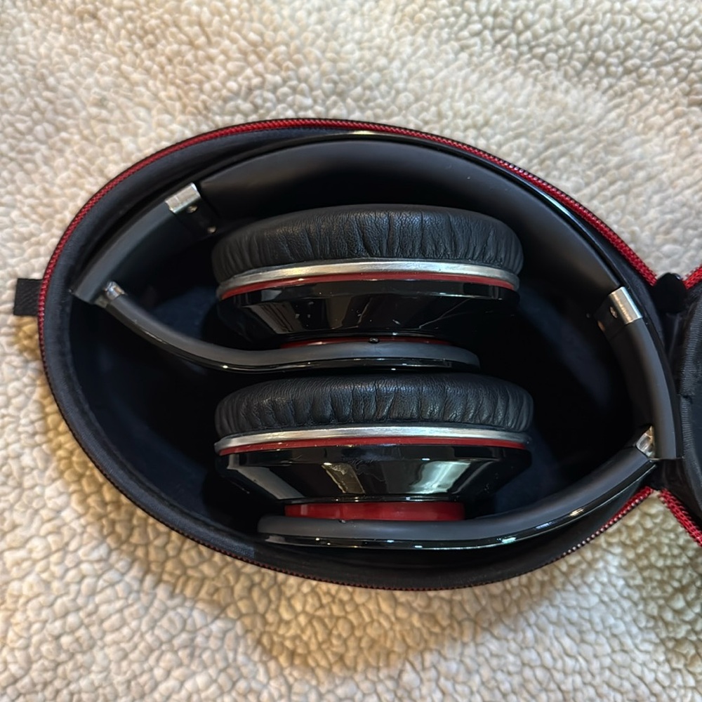 Beats - (No Wire Included) Over the Ear w Case